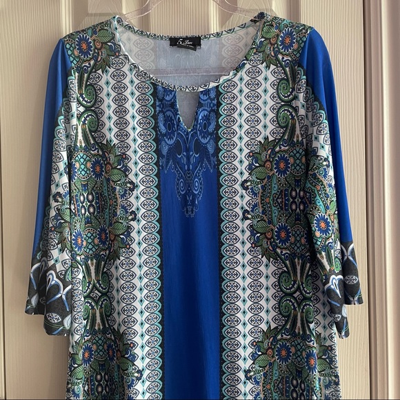 Beautiful Dress with Front Element - Picture 2 of 13